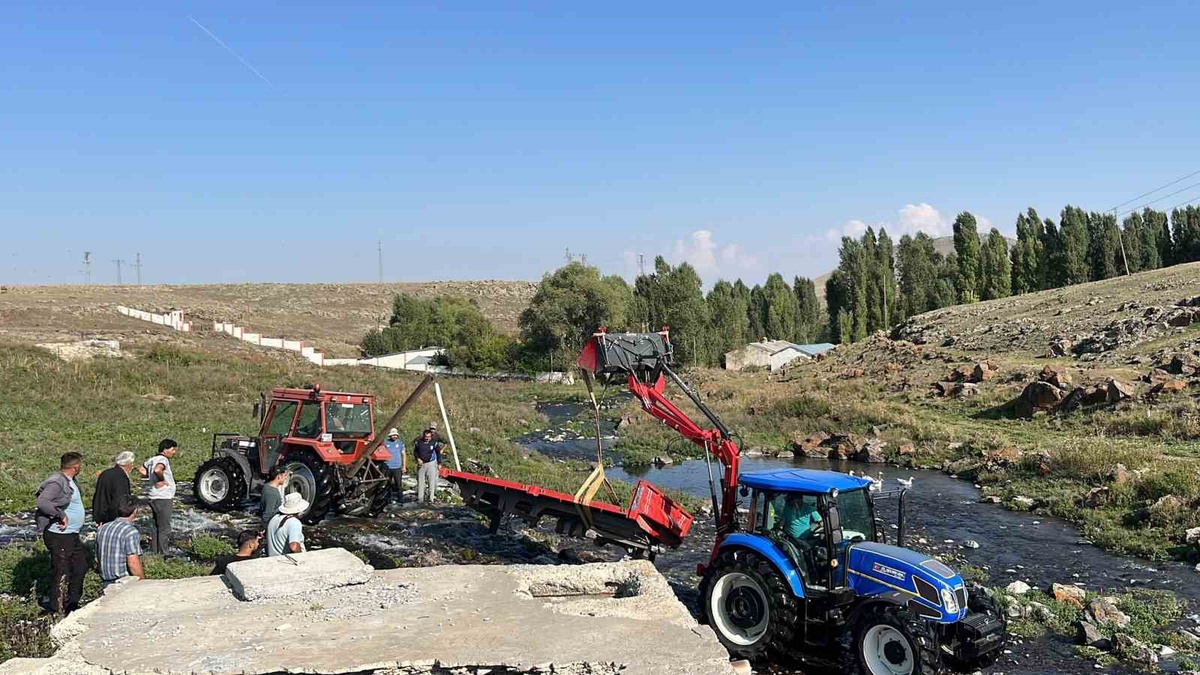 Kars\'ta Kürekdere köylüleri dereye düşen römorku 4 saatlik imeceyle çıkardı