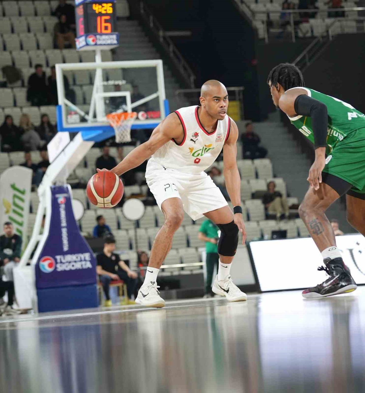 Sezona mağlubiyetle başlayan Karşıyaka, 35 yaşındaki Markel Starks'ı transfer etti