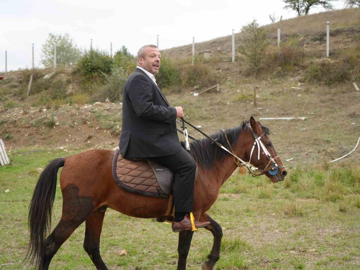 Kastamonu Seydiler\'de muhtar atıyla gelin arabasının önünü kesip bahşiş aldı