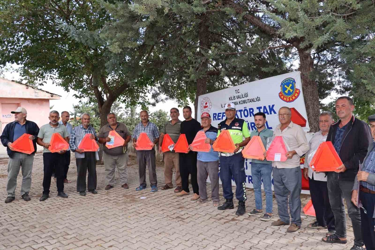 Kilis Acar\'da jandarma projesiyle 25 traktör römorkuna reflektör takıldı