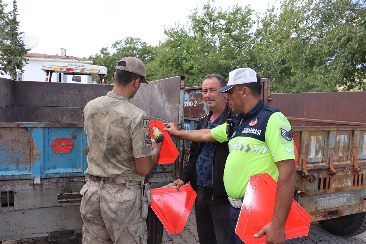 Kilis\'te jandarma, güvenli tarım için 25 sürücüye seminer düzenledi