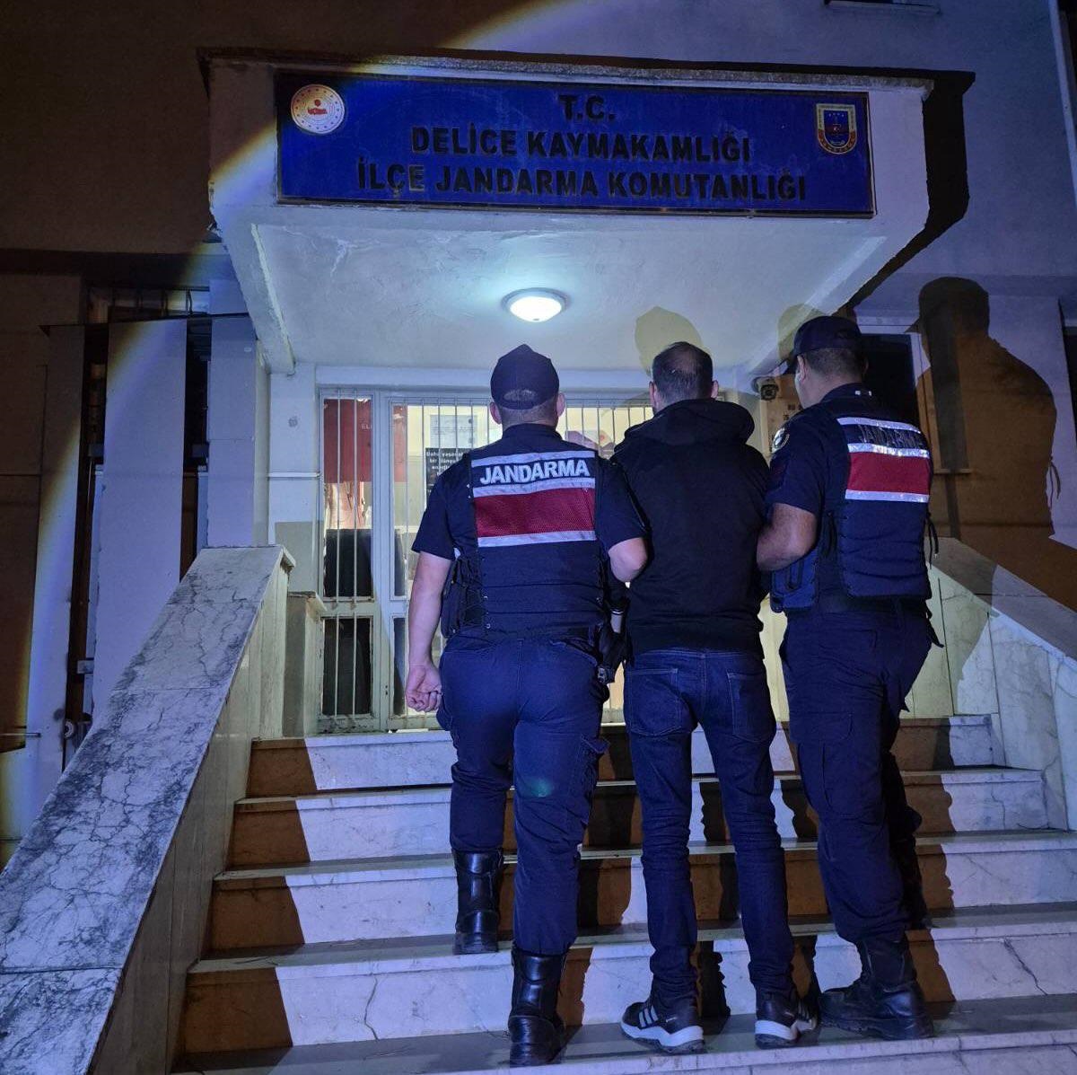 Kırıkkale\'de Jandarma, 17 yıl 6 ay 12 gün hapis cezası olan firari hükümlüyü yakaladı