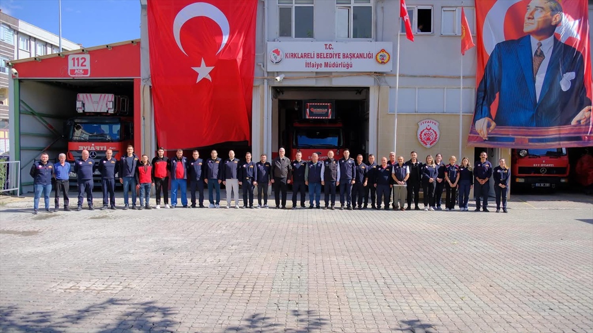 Kırklareli Belediye Başkanı Bulut, 41 yıllık itfaiyeci Yavuz\'a plaket takdim etti