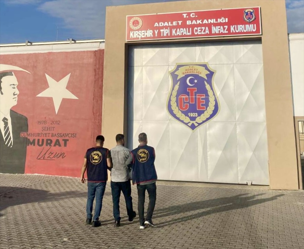Kırşehir\'de jandarma, kesinleşmiş hapis cezası olan 2 firari hükümlüyü yakaladı