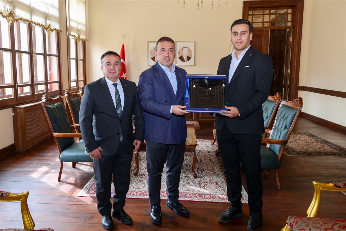 Ahilik sancağını Erhan Küçük, Bilecik Valisi Sözer\'e teslim etti.