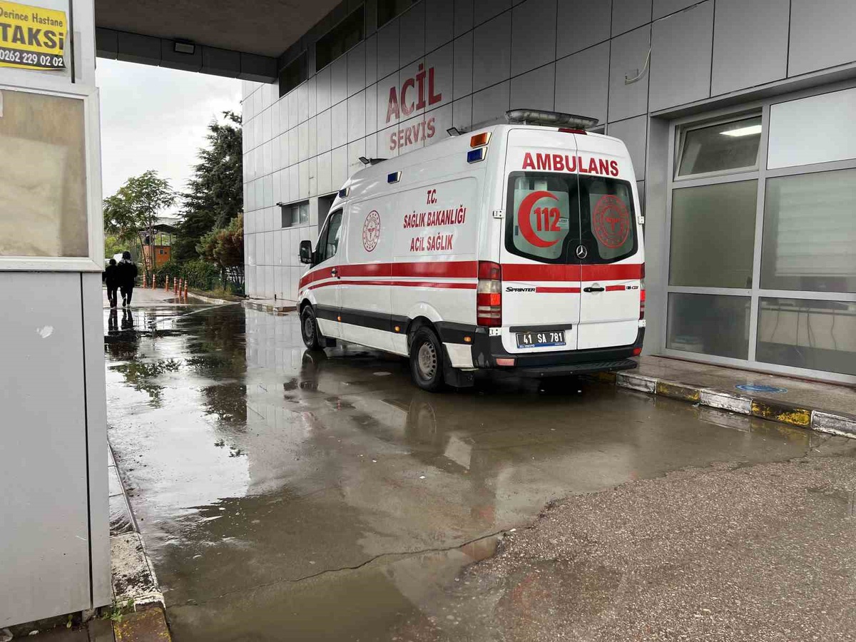 Derince\'de bir okulda sınıfın tavanından sıvalar döküldü: 3 öğrenci yaralı