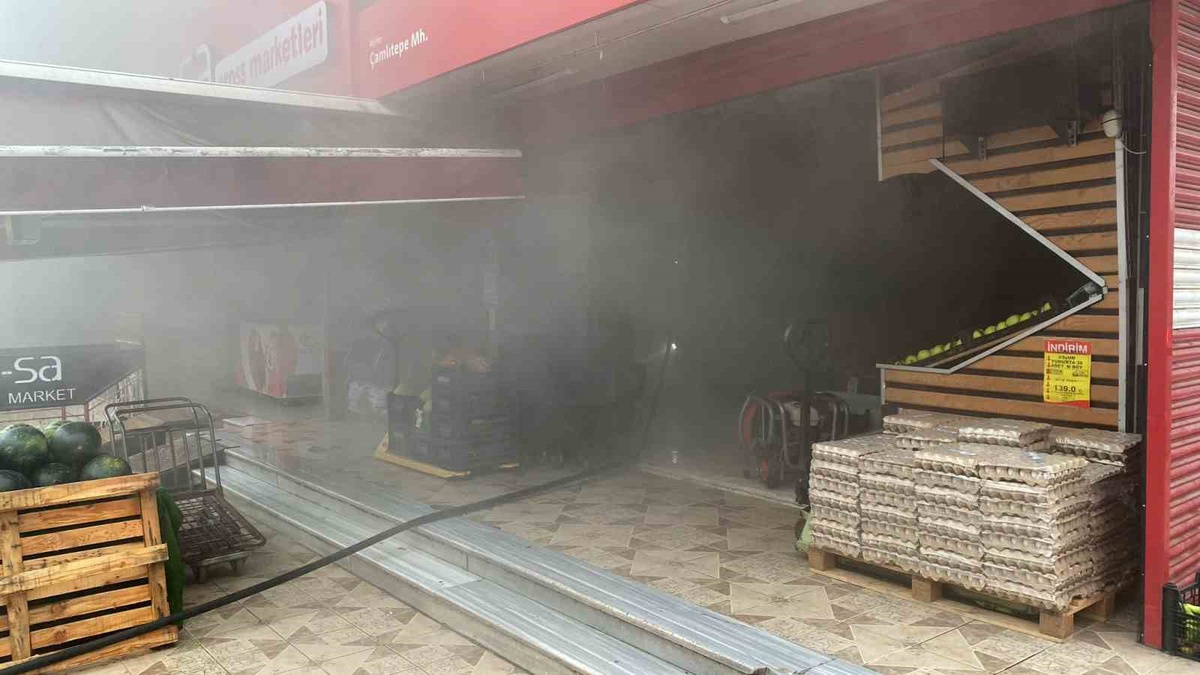 Kocaeli Körfez\'de market deposundaki yangın markete yayıldı, ürünler zarar gördü