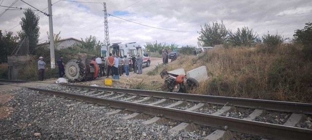 Malatya Yeşilyurt'ta yük treni hemzemin geçitte traktöre çarptı, sürücü yaralandı