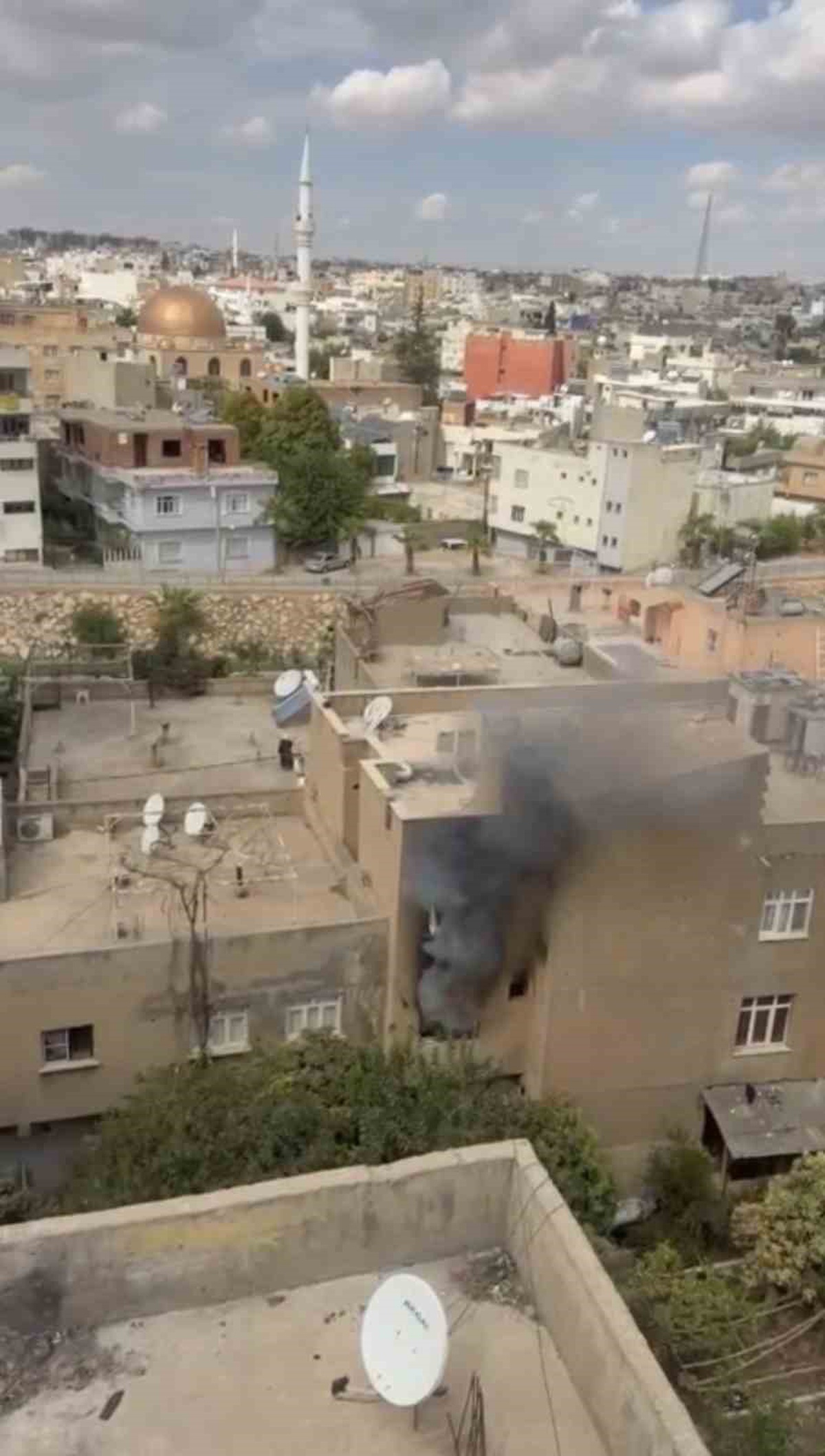 Mardin Nusaybin\'de binada çıkan yangında mahsur kalan 2 kişi balkondan kurtarıldı