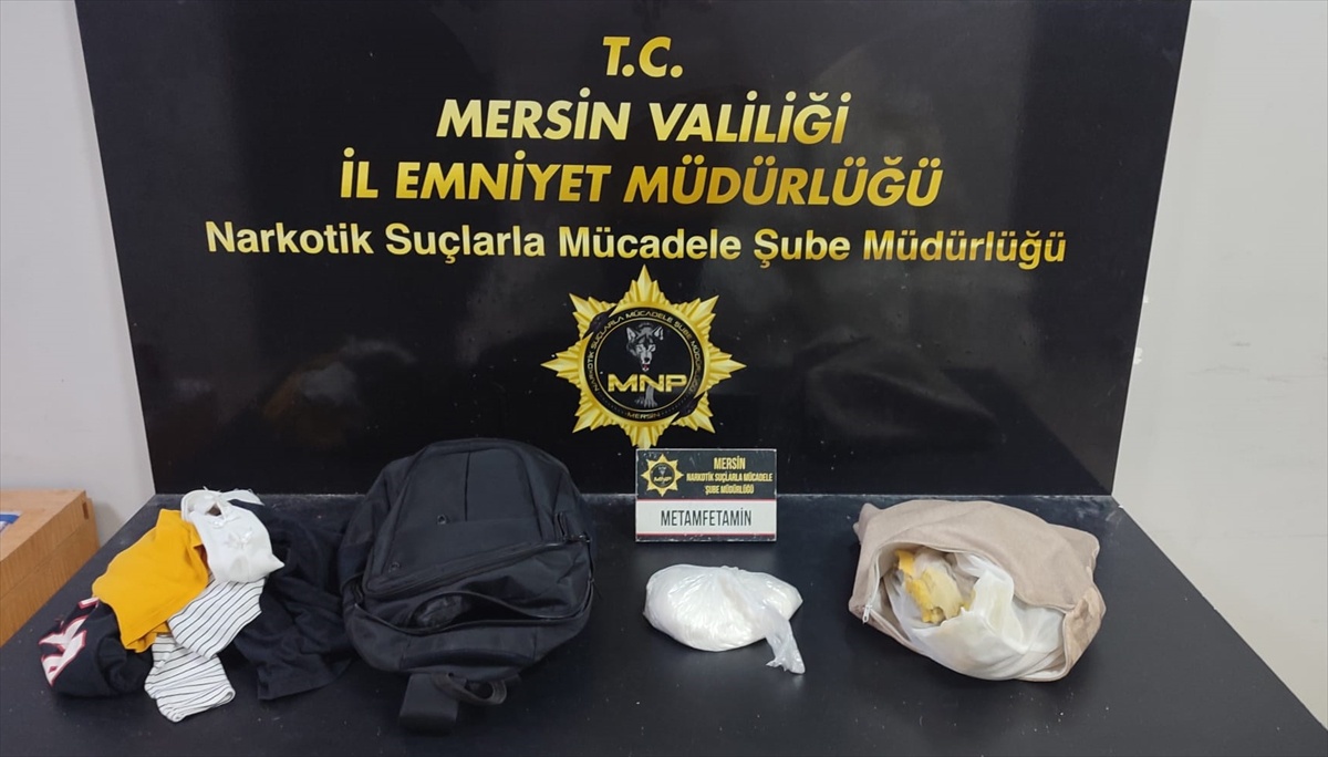 Mersin\'de torbacı baskınında 4 şüpheli tutuklandı ve 1 kilo 150 gram esrar bulundu