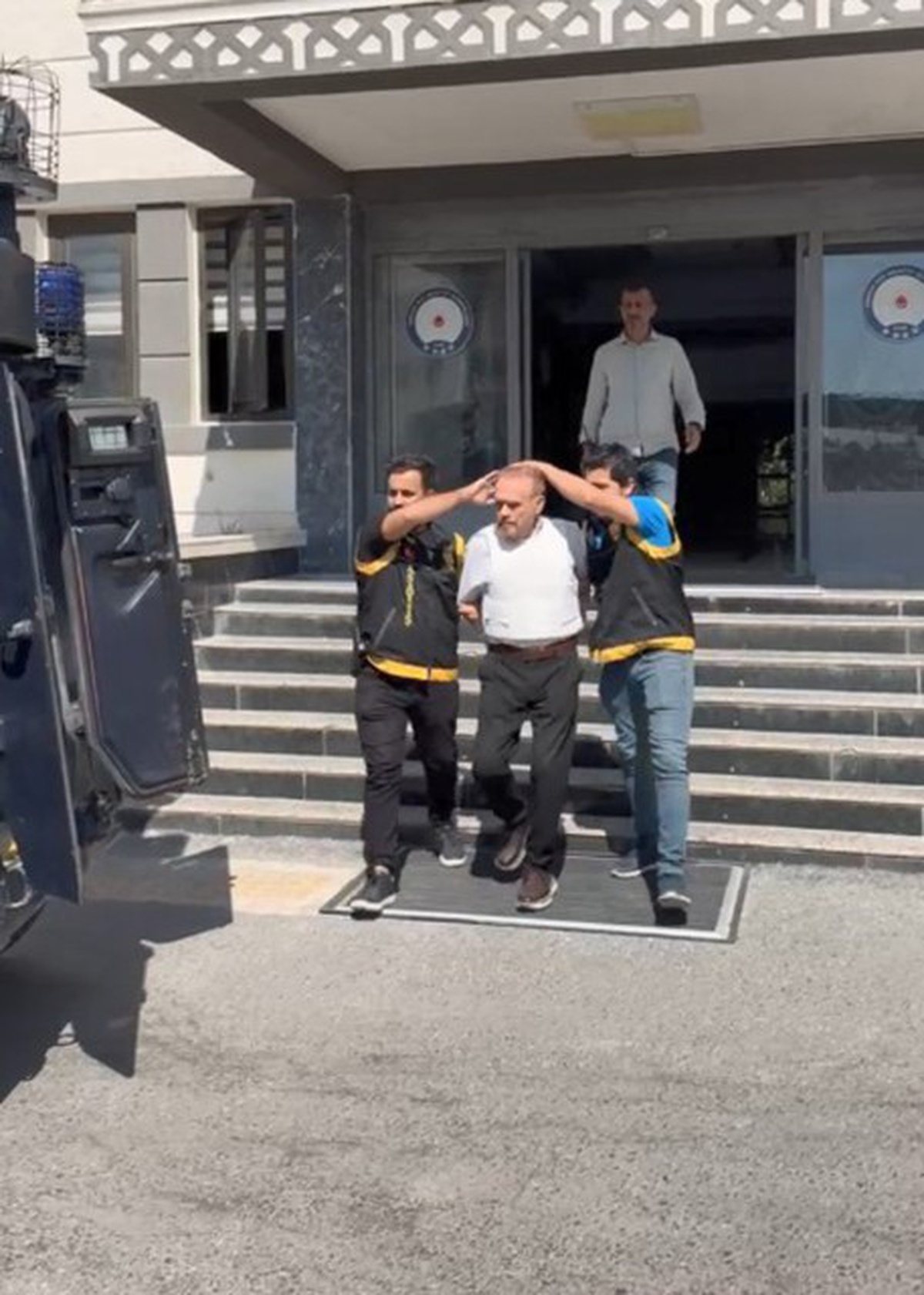Tarsus\'ta kahvehane saldırısının 70 yaşındaki zanlısı tutuklandı, olayda 1 kişi öldü