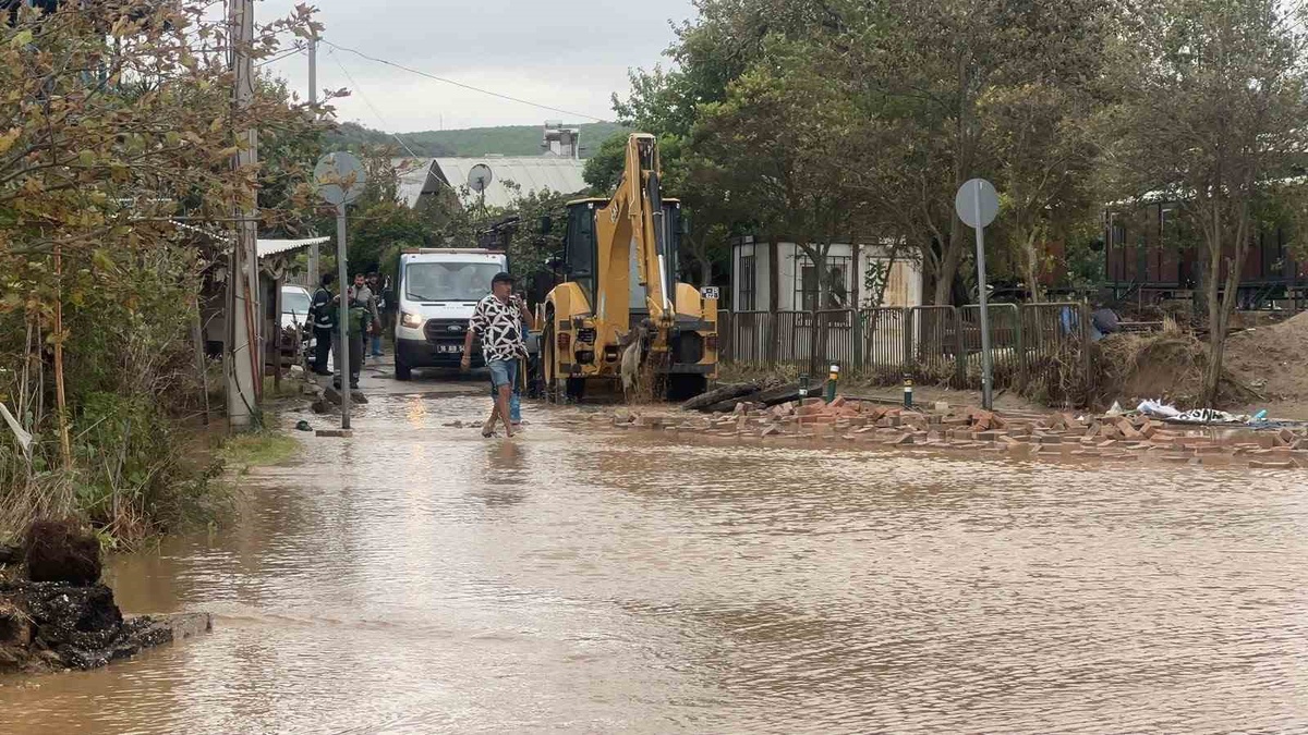 Mudanya\'da sağanak bahçeleri sular altında bıraktı, kanalizasyon künkleri söküldü