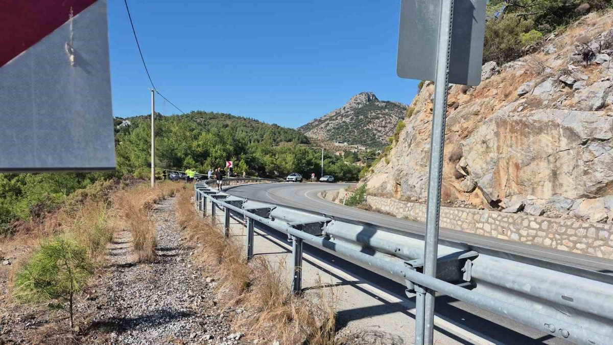 Muğla Datça\'da Chery marka otomobil bariyerlere çarparak takla attı, 1 ölü, 3 yaralı