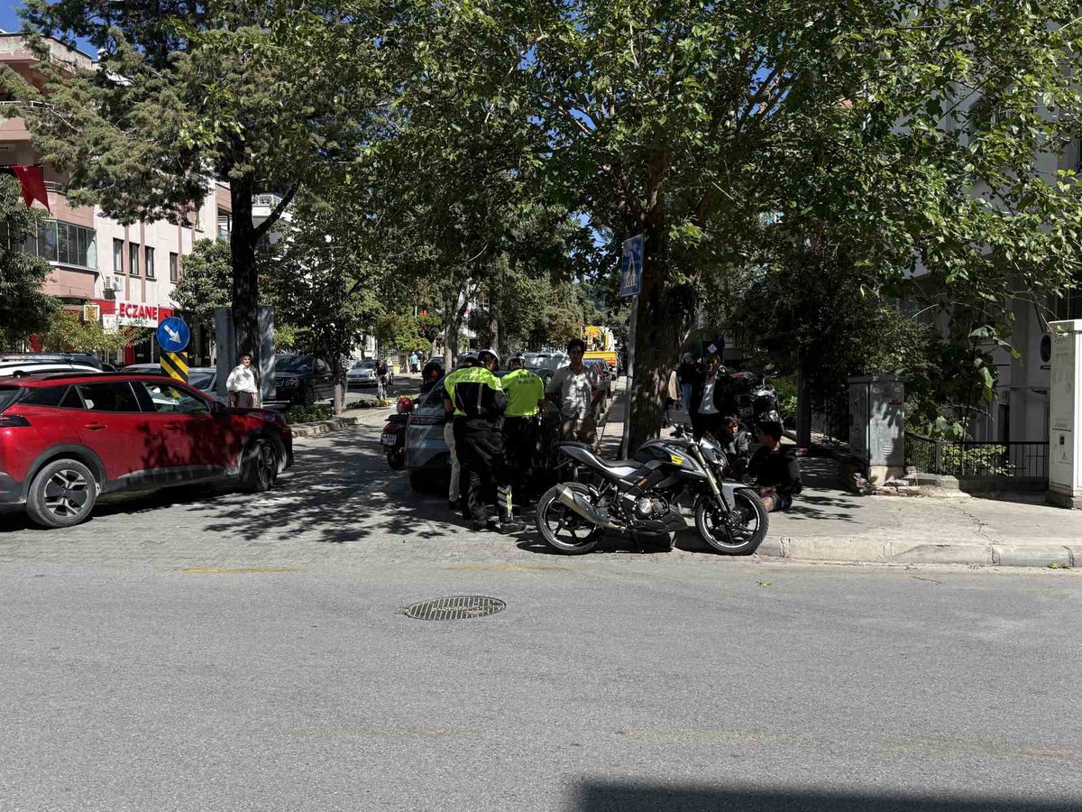 Muğla Menteşe\'de otomobille motosiklet çarpıştı, motosiklet sürücüsü hafif yaralandı