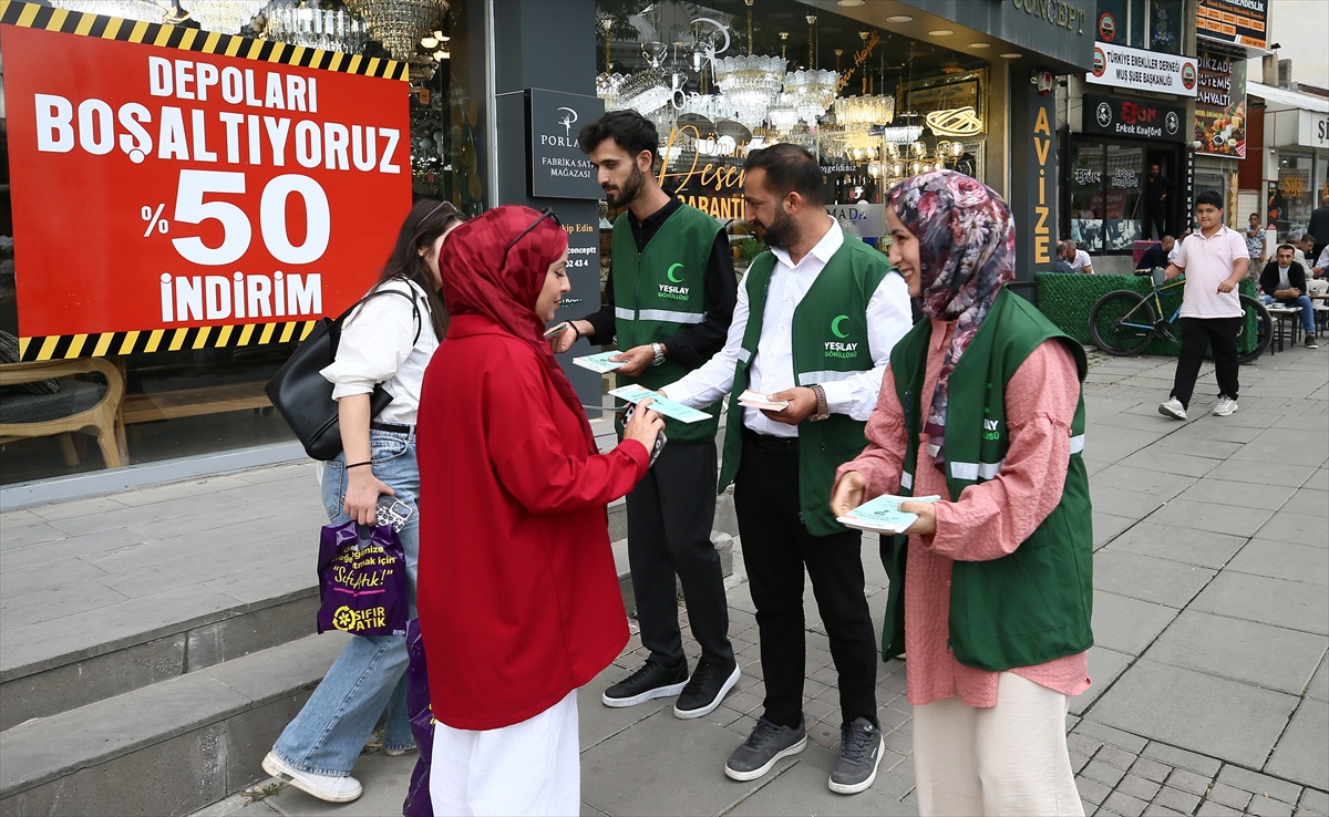 Muş\'ta Yeşilay gönüllüleri çay ocaklarında sigaranın zararlarını anlattı