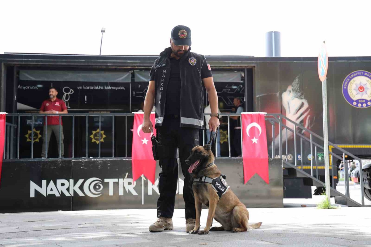 Elazığ\'da NARKO TIR ilk kez açıldı, gençlere uyuşturucunun zararları anlatıldı