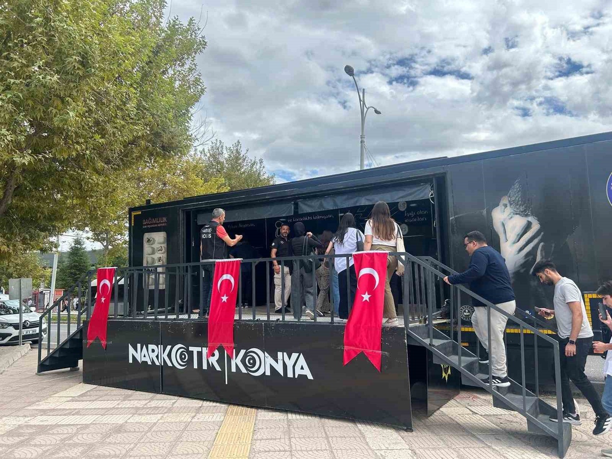 Narko Tır, İnönü Üniversitesi\'nde öğrencileri uyuşturucuya karşı bilgilendirdi.