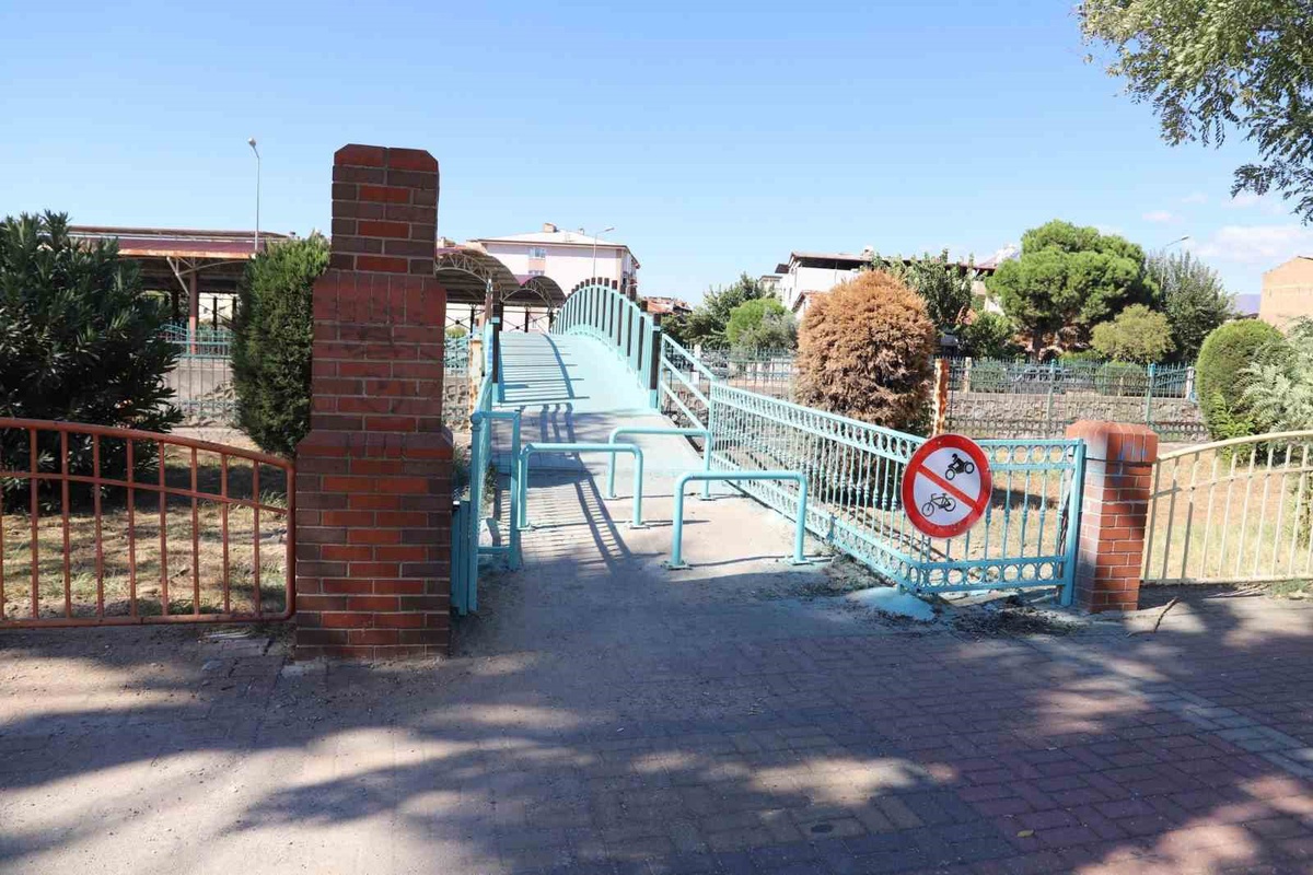 Nazilli Belediyesi, Yeşil Mahalle\'deki demir köprüde motosiklet geçişini kısıtladı