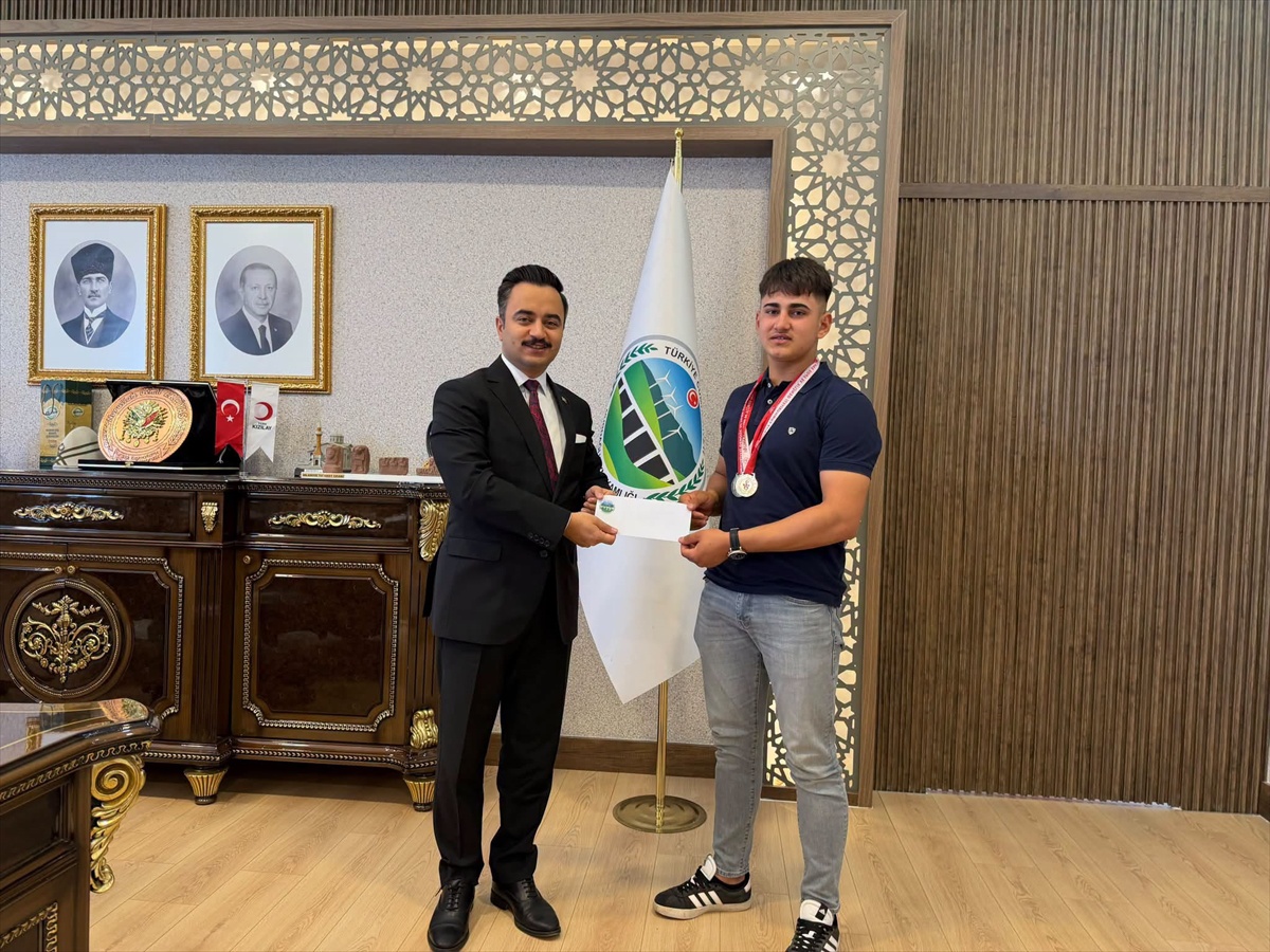 77 kiloda Gaziantep birincisi halterci Kalkan, Nurdağı Kaymakamı\'nı ziyaret etti
