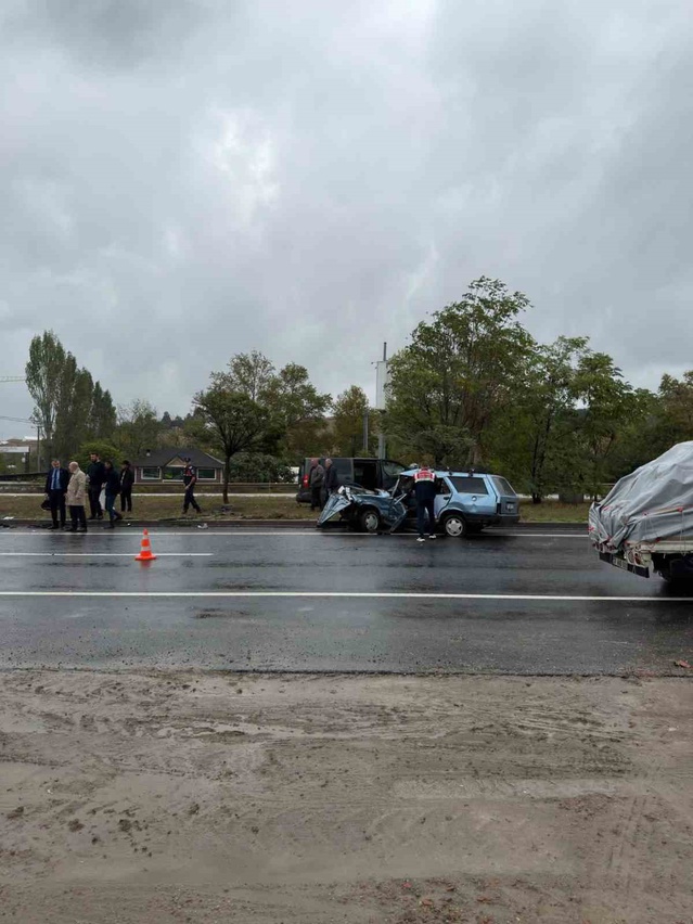 Yalova-Bursa kara yolunda minibüs otomobile arkadan çarptı, 1 kişi öldü