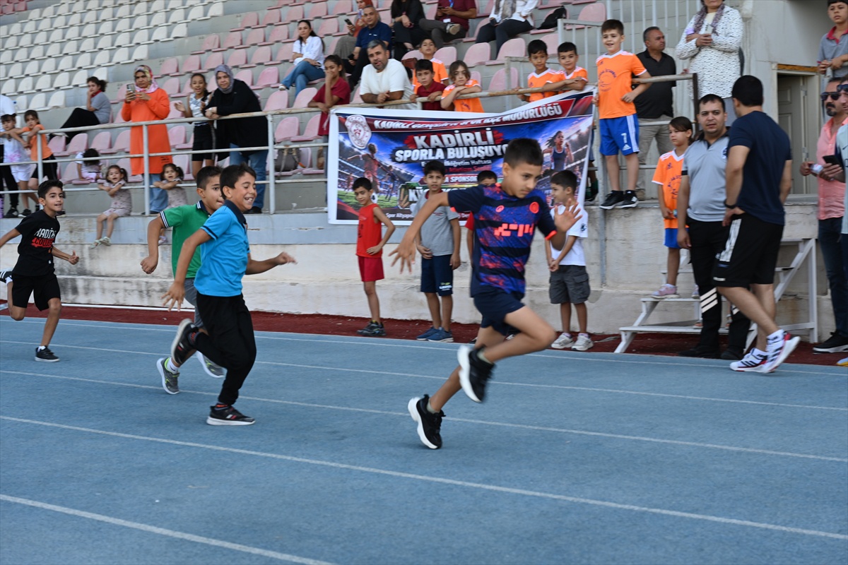 Osmaniye Kadirli\'de atletizm şenliğinde 50\'si kız 105 ilkokul öğrencisi yarıştı