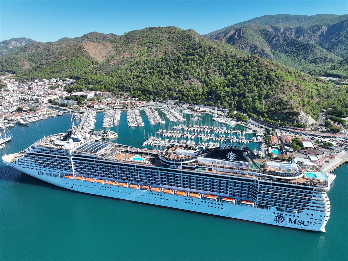 Panama bayraklı MSC Divina, Kuşadası\'ndan Marmaris\'e 3 bin 843 turist getirdi