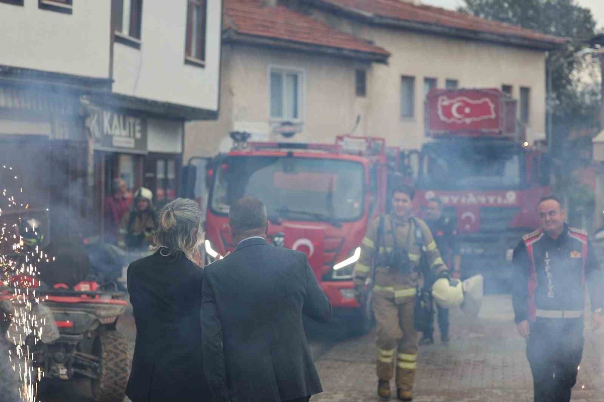 Safranbolu Yazıköy\'de itfaiyeye yangın ihbarı sürpriz kutlamaya dönüştü