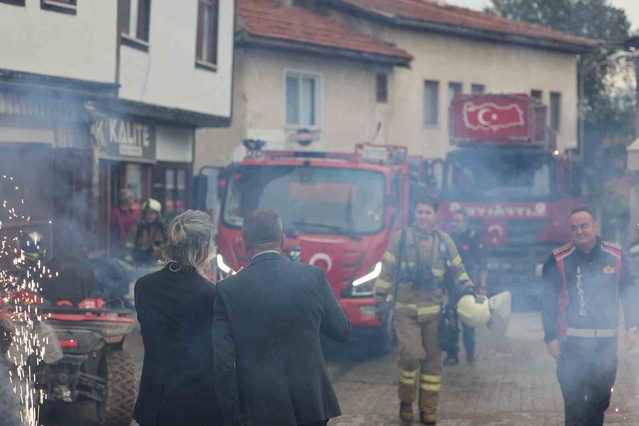 Safranbolu Yazıköy'de itfaiyeye yangın ihbarı sürpriz kutlamaya dönüştü