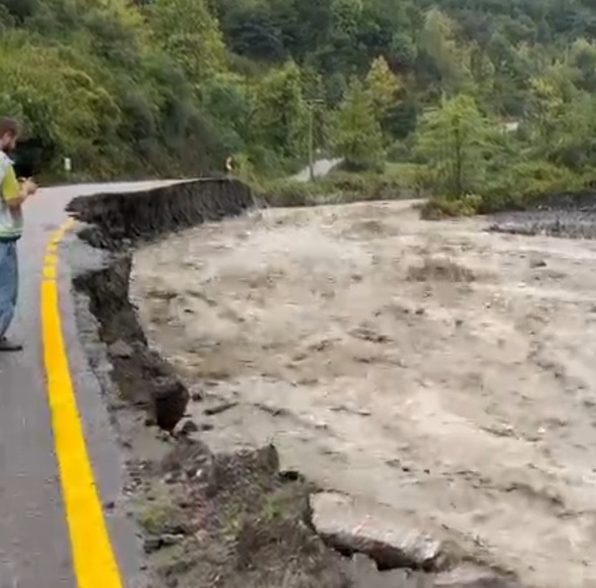 Sakarya Geyve\'de sağanak Karaçay Deresi\'ni taşma noktasına getirdi, yol çöktü