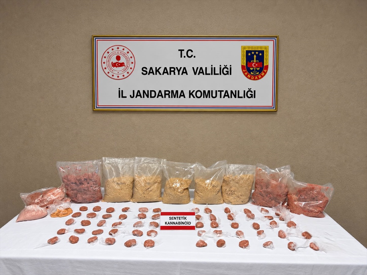 Sakarya Serdivan\'da 19 kilo 582 gram uyuşturucu operasyonunda 2 zanlı tutuklandı