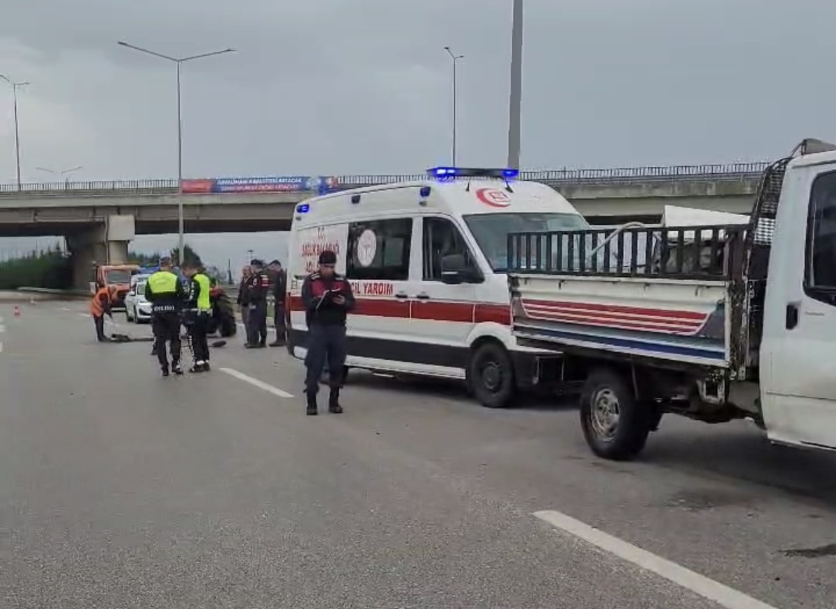 İddiaya göre Samsun Çarşamba\'da kamyonetin traktöre çarpmasıyla 2 sürücü yaralandı.