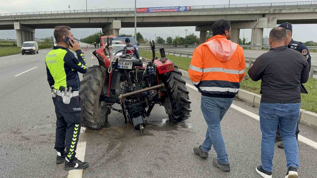 Samsun Çarşamba Havalimanı Kavşağı\'nda kamyonet traktöre çarptı, 2 sürücü yaralandı