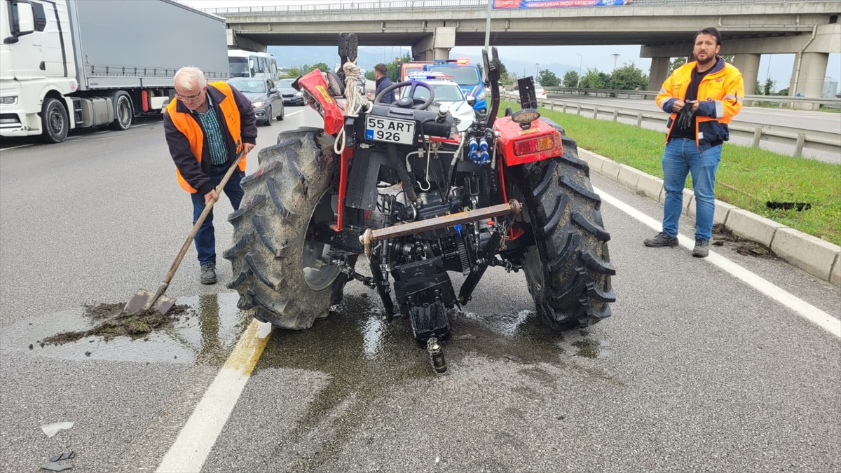 Samsun Çarşamba\'da kamyonet, aynı yöndeki traktöre çarptı; 2 sürücü yaralandı.