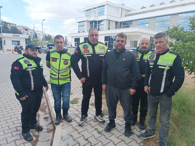 Tır kazasında ölen 'Motovlogcu Dayı' için motorcular Adli Tıp önünde! Altın Elbiseli Adam'ı örnek almış