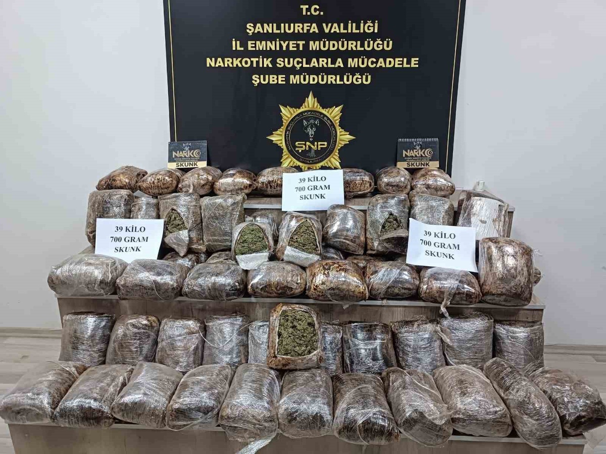 Şanlıurfa\'da polis otobüs bagajındaki valizde 39 kilo 700 gram skunk ele geçirdi