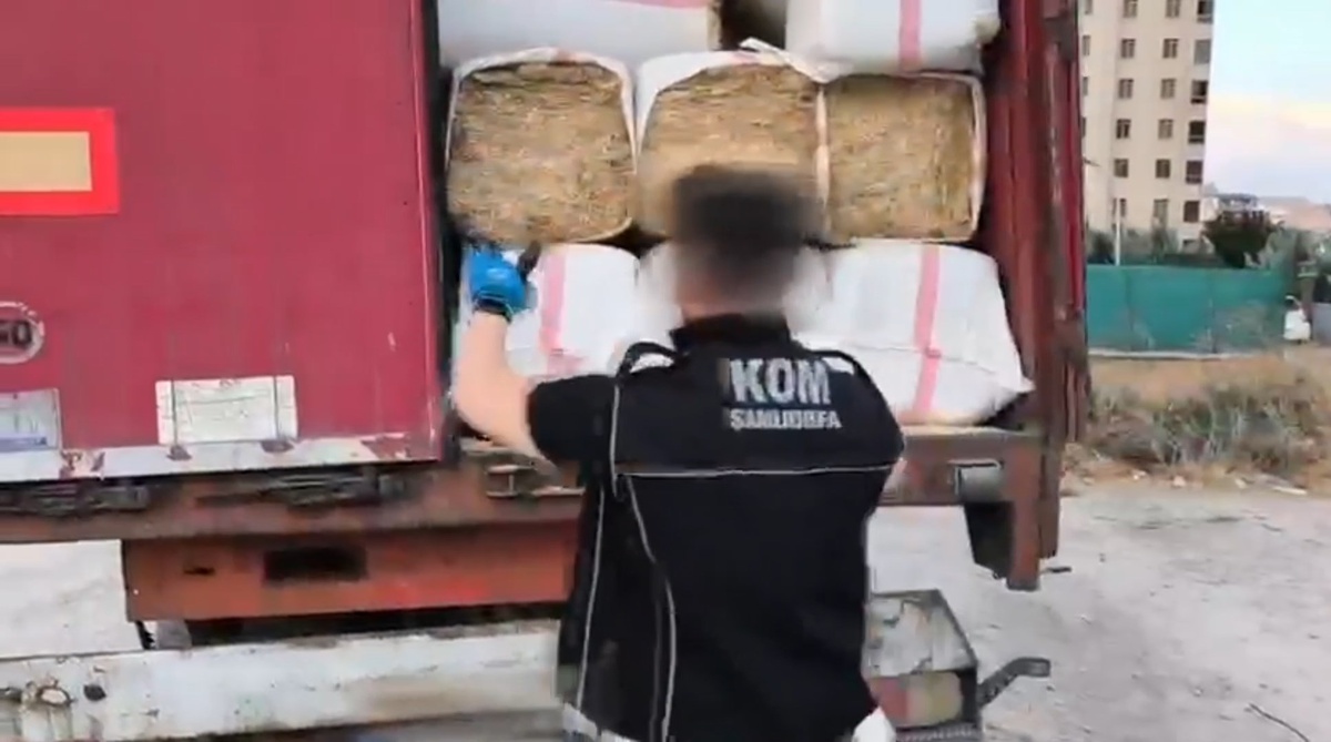 Şanlıurfa\'da saman çuvallarında 27 bin paket tütün mamülü bulundu, 2 kişi tutuklandı