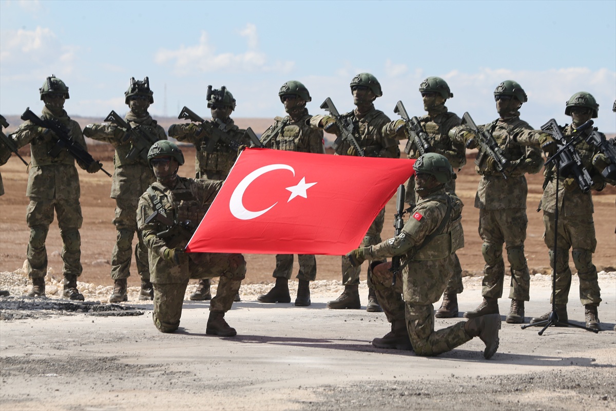 Bayraktar, Şanlıurfa\'da TEKNOFEST Güneydoğu\'nun son hazırlıklarını inceledi