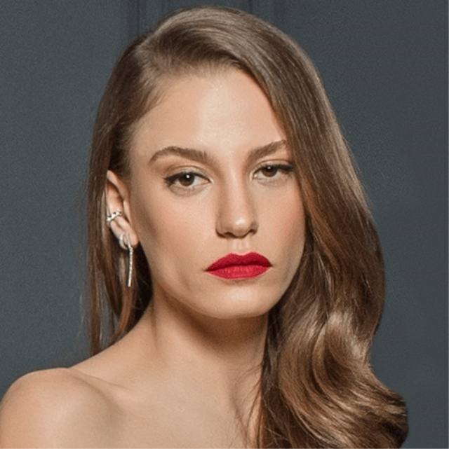 Serenay Sarıkaya ile Pınar Deniz'in podyum yürüyüşleri karşılaştırıldı