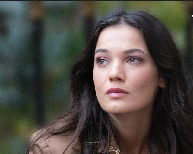 Serenay Sarıkaya ile Pınar Deniz'in podyum yürüyüşleri karşılaştırıldı
