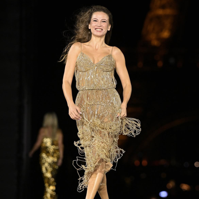 Serenay Sarıkaya Paris'te şov yaptı! İşte üzerindeki elbisenin fiyatı