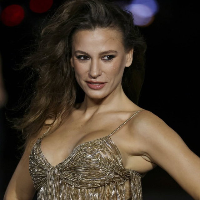 <a class='keyword-sd' href='/serenay-sarikaya/' title='Serenay Sarıkaya'>Serenay Sarıkaya</a> Paris'te şov yaptı! İşte üzerindeki elbisenin fiyatı