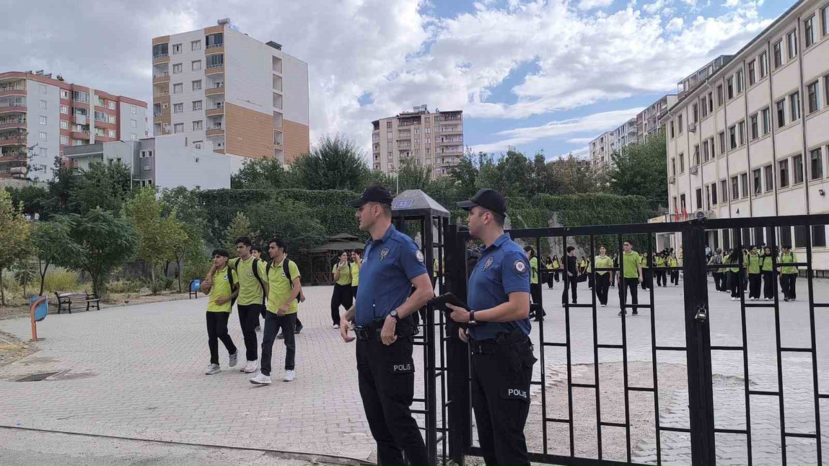 Siirt Kurtalan\'da okul çevrelerine kontrol noktası kuruldu, GBT sorgusu yapılıyor