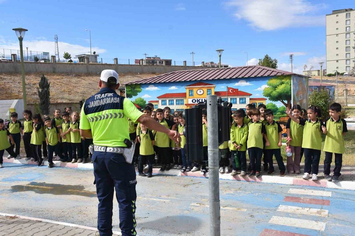 Siirt\'te öğrencilere trafik kuralları Jandarma ekiplerince uygulamalı öğretiliyor