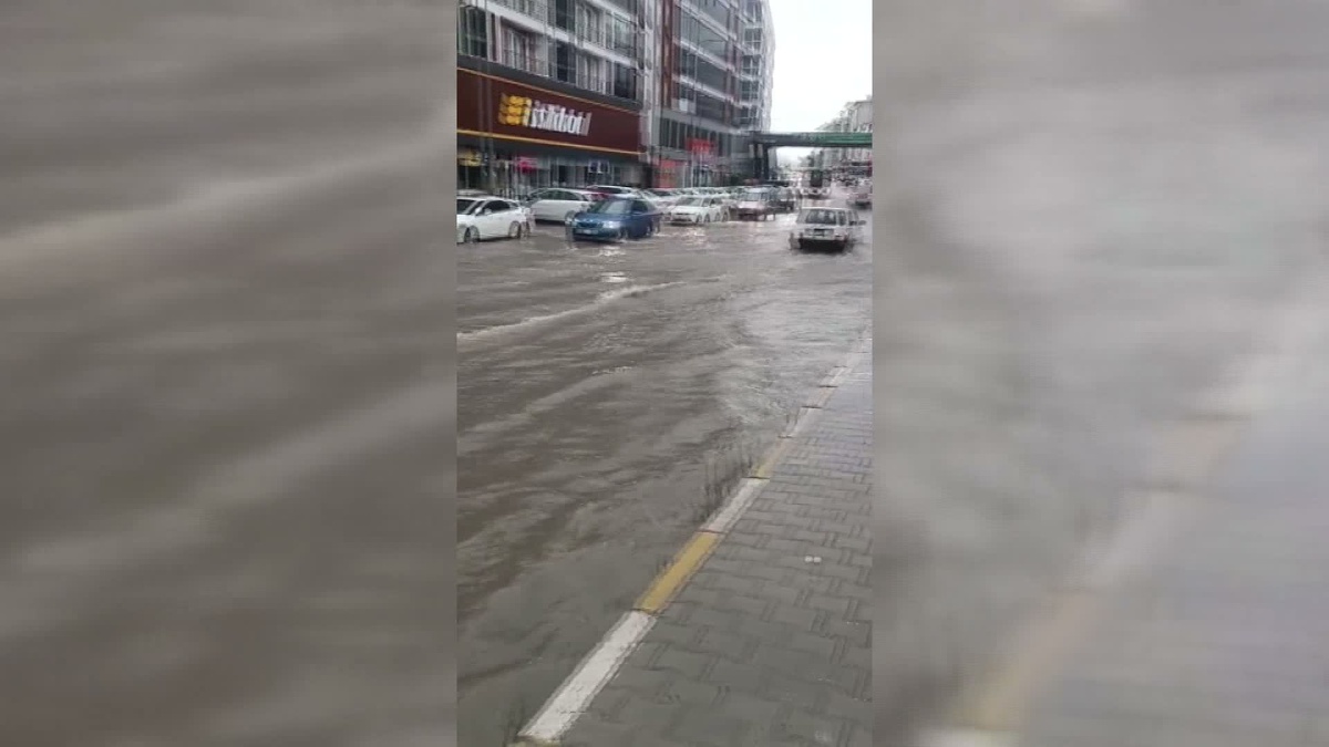 Sinop\'ta sağanak nedeniyle Gelincik Mahallesi\'ndeki cadde ve sokaklar gölete döndü