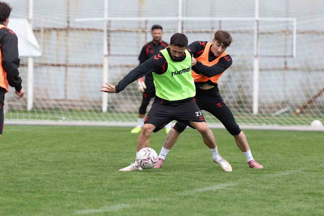 Sivasspor, Pendikspor maçı hazırlıkları öncesi günü çift antrenmanla kapattı