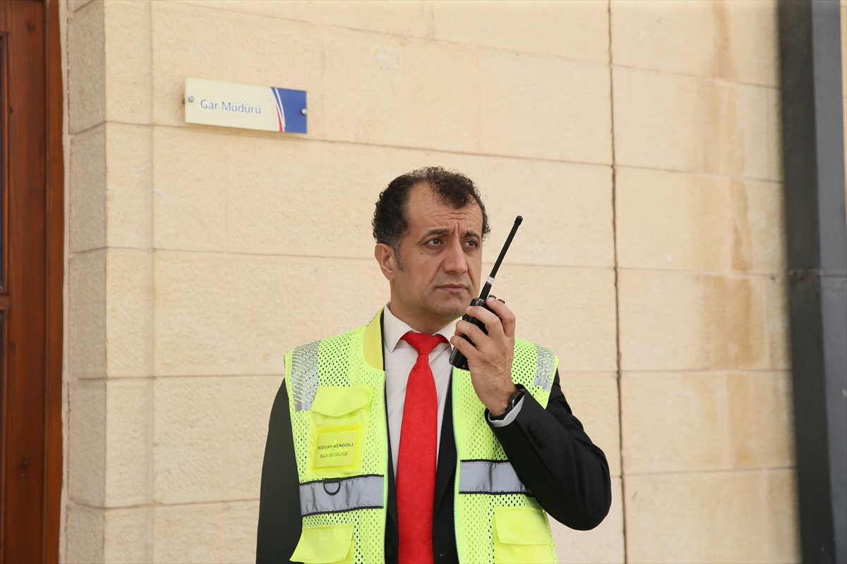 TCDD\'de üç kuşaktır demiryolcu olan Rıdvan Kendirli, babasıyla aynı nöbette çalıştı