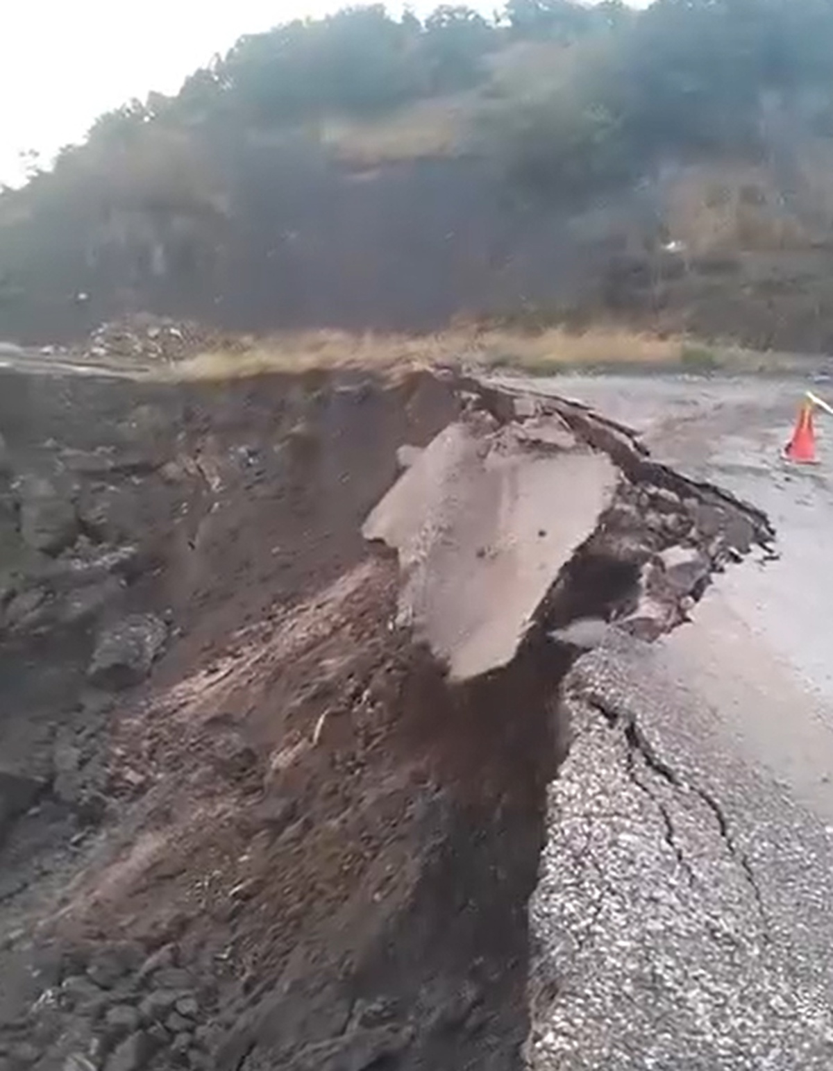 Tokat Pazar\'da heyelanla çöken Ocaklı köyü yolu trafiğe kapatıldı, çökme anı kamerada