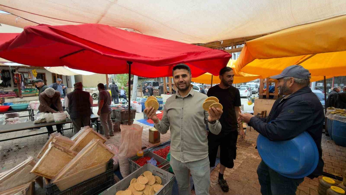 Tokat Zile\'deki Çarşı Park Köylü Pazarı\'nda bal, kuşburnu ve tarhana satılıyor