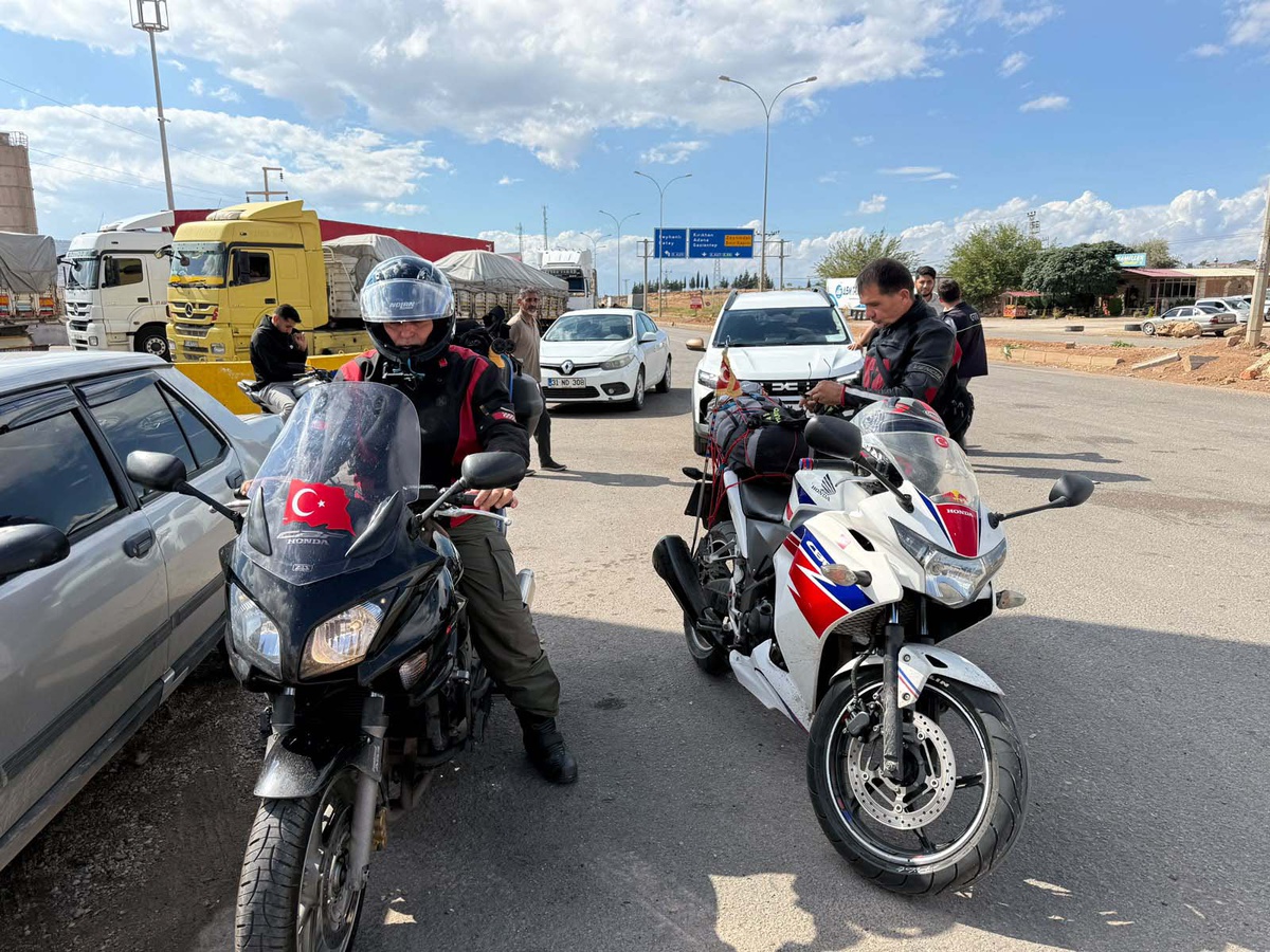 Düzce\'den umreye giden 2 motosikletli 900 kilometre sonra Suriye\'ye geçti