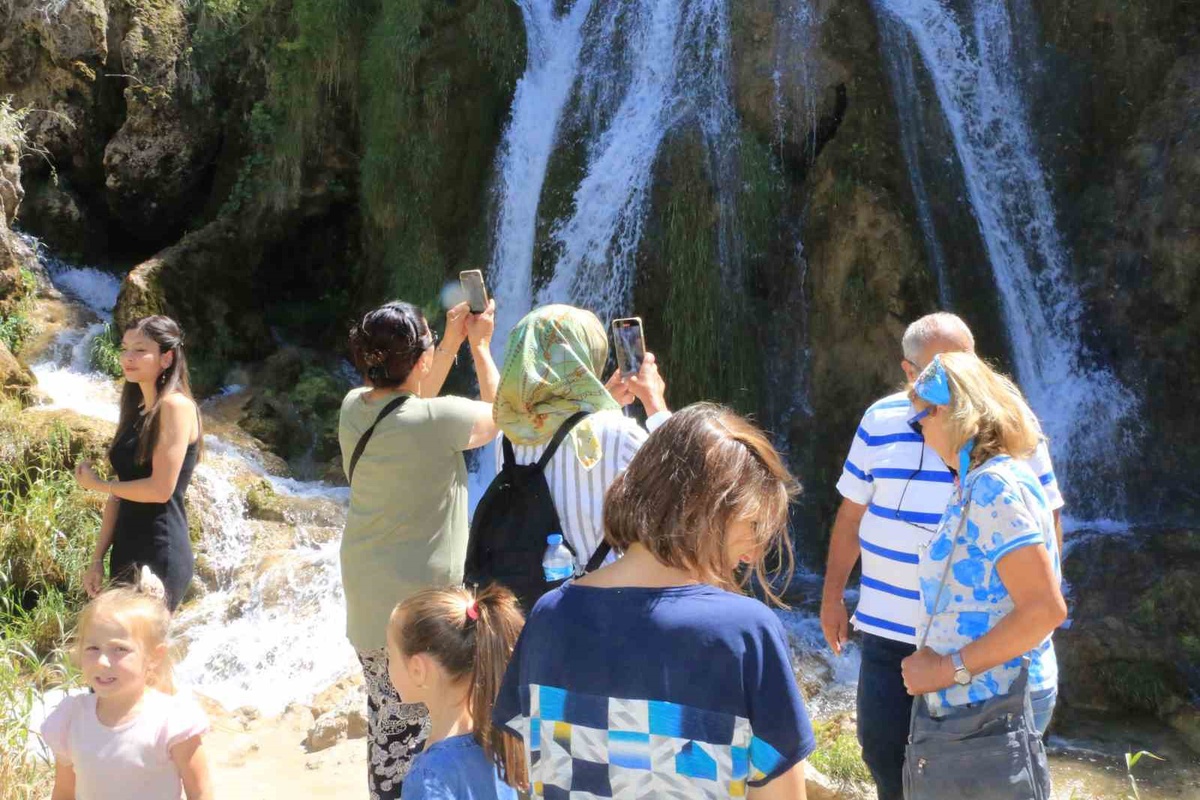 Üniversiteye yeni başlayan öğrencilerin Erzincan\'da ilk adresi Girlevik Şelalesi oldu